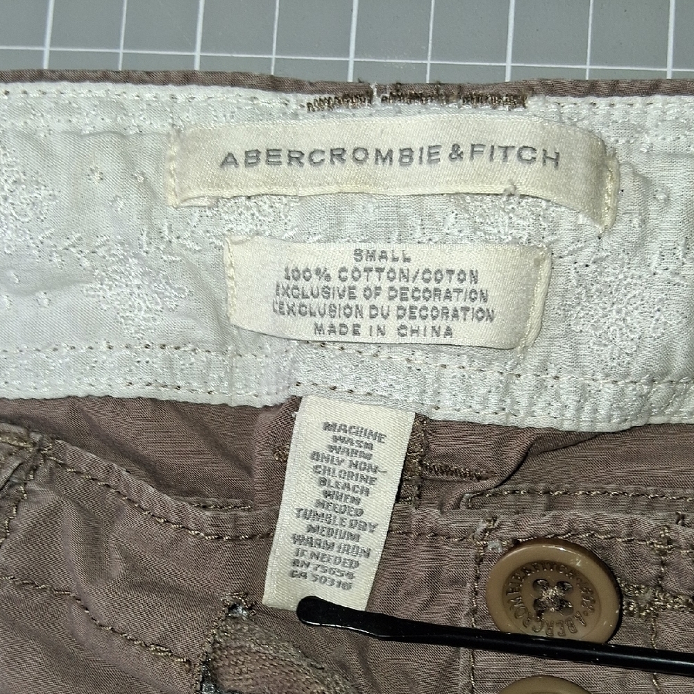 Cargo Capri Pants - Picture 2 of 7